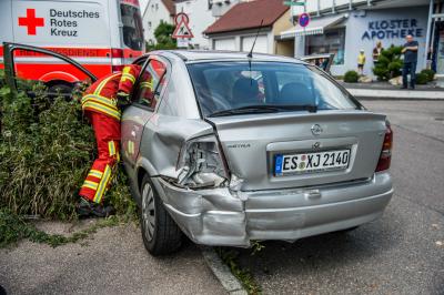 Denkendorf: Pkw knallt gegen Hauswand und rammt anderen Pkw - 4 Verletzte